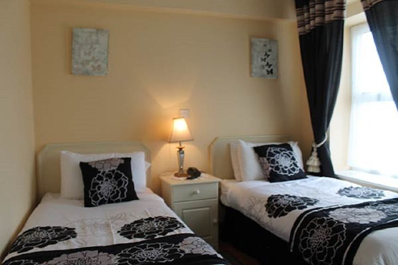 Boland'S Accommodation Дингъл Екстериор снимка